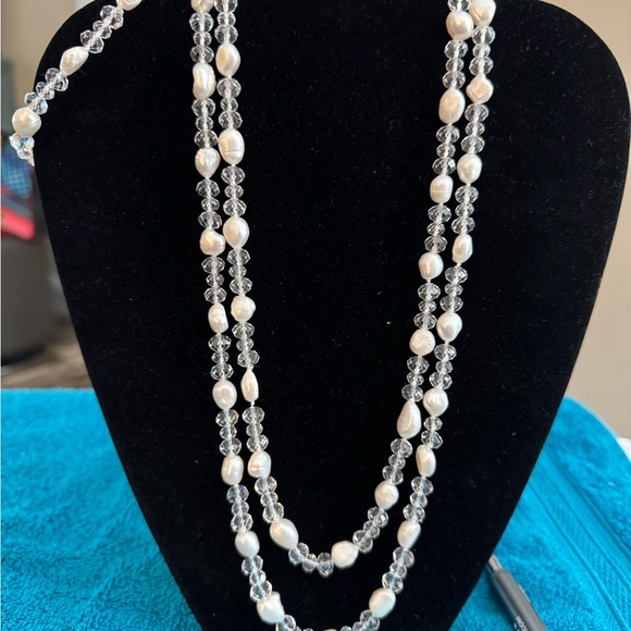 Elegant Pearl and Crystal Beaded Necklace - Picture 1 of 2
